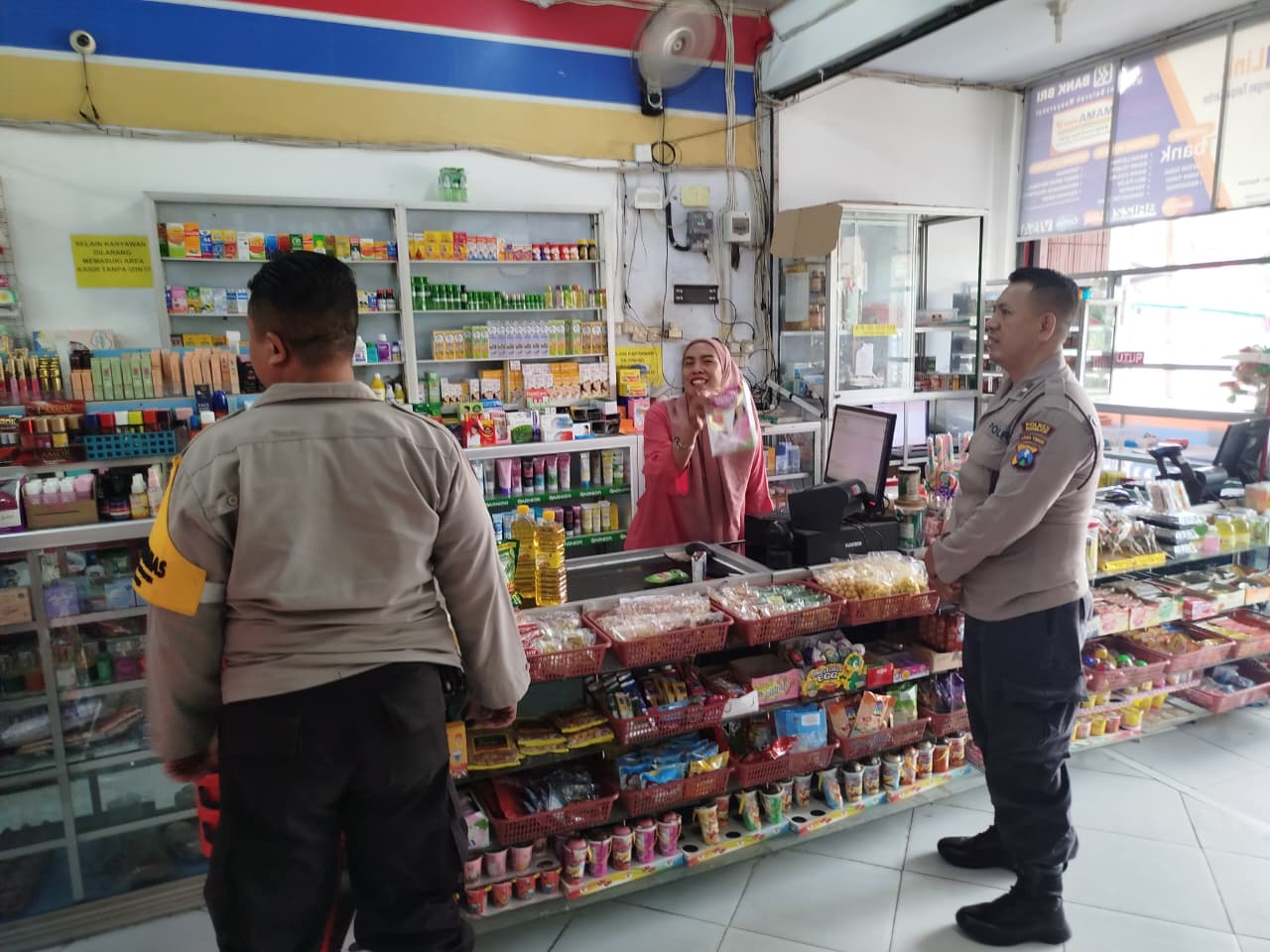 Patroli Minimarket Mama Personil Polsek Jatikalen Berikan Himbauan Dan Pesan Kamtibmas
