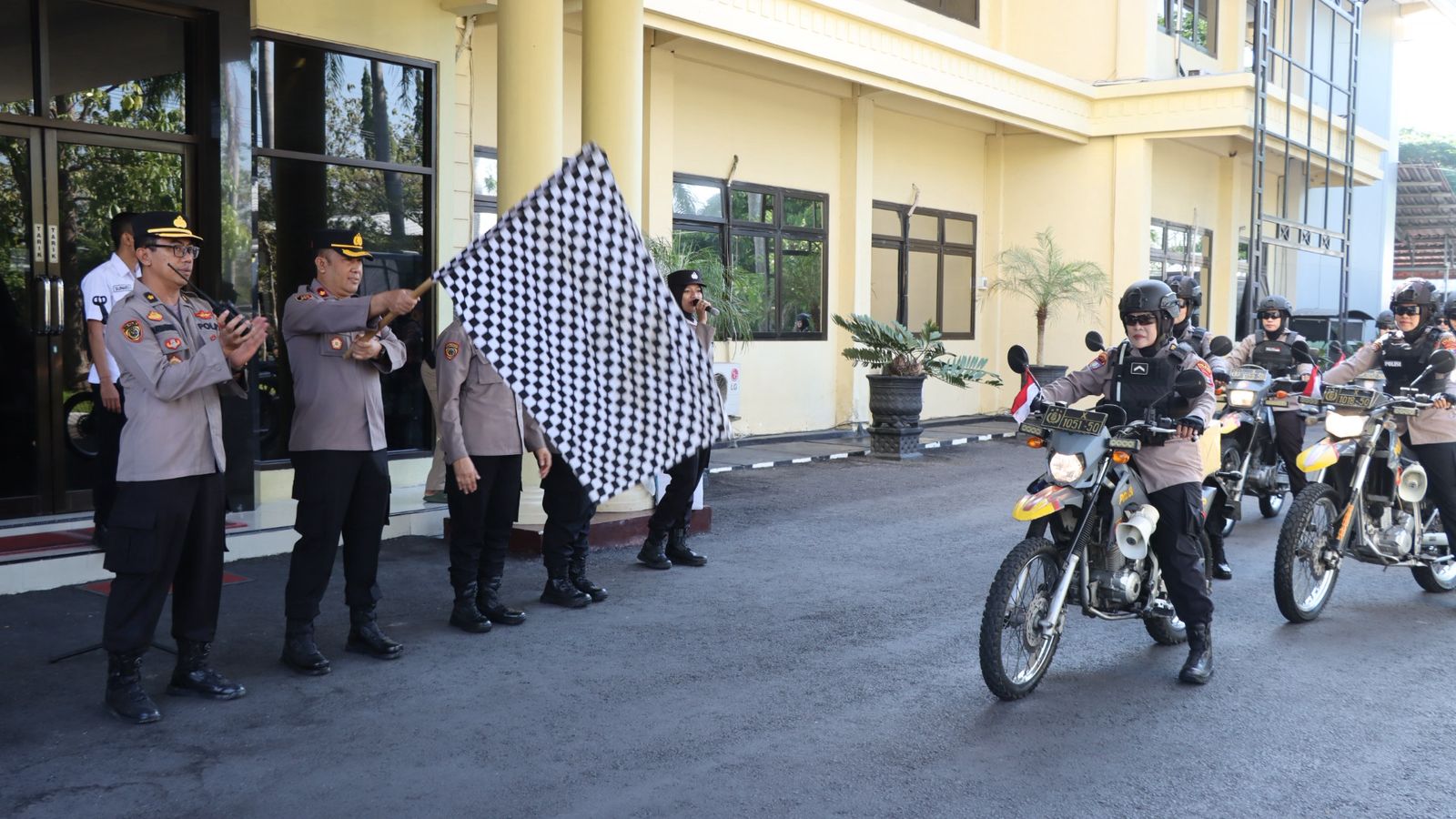 Polwan Polres Nganjuk Rayakan Hari Jadi ke-77 dengan Bansos 80 Paket Sembako