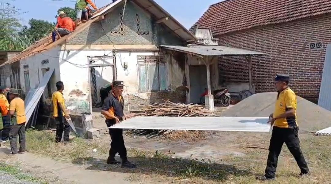 Polsek Ngronggot dan Warga Gotong Royong Bedah Rumah Warga Banjarsari