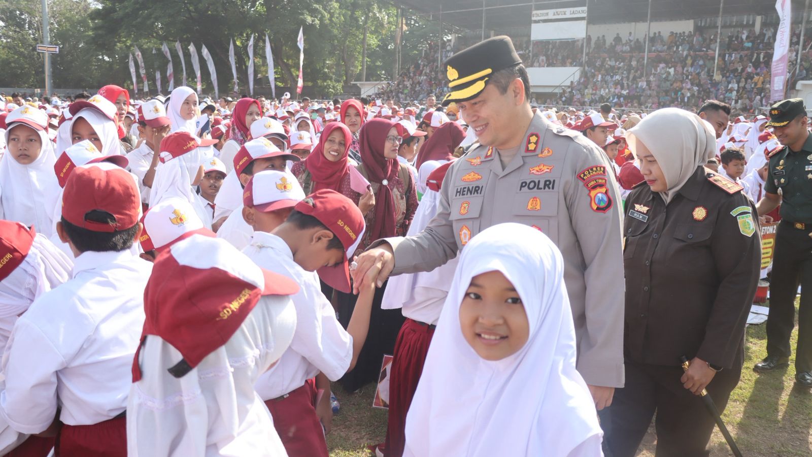 Kapolres Nganjuk Hadiri Apel Akbar KNC 2025, Ribuan Pelajar Nganjuk Terima Beasiswa