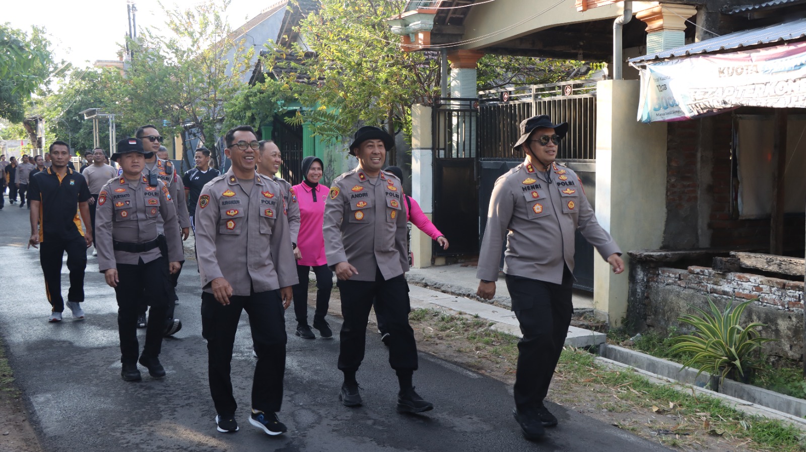 Kapolres Nganjuk Ajak Anggota Jalan Sehat 5 KM, Cara Sehat Jaga Kebugaran  Sekaligus Patroli Sapa Warga