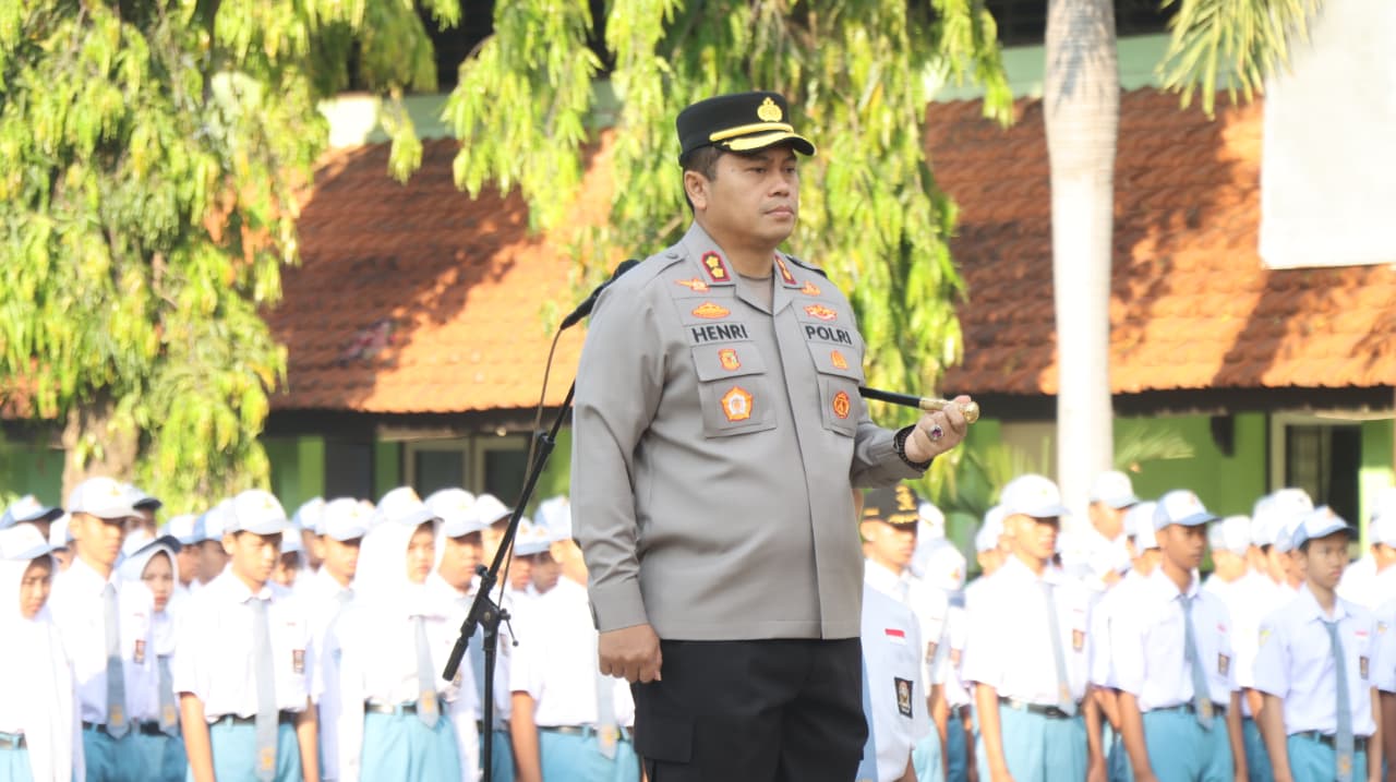 Kapolres Nganjuk Jadi Pembina Upacara di SMKN 1, Ajak Pelajar Tidak Terprovokasi Situasi Terkini