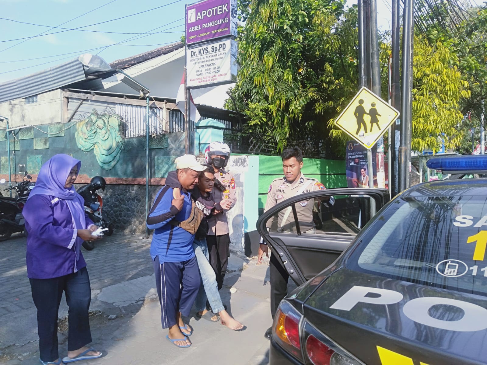 Petugas Patroli Polsek Nganjuk Kota Sigap Bantu Evakuasi Korban Laka Lantas