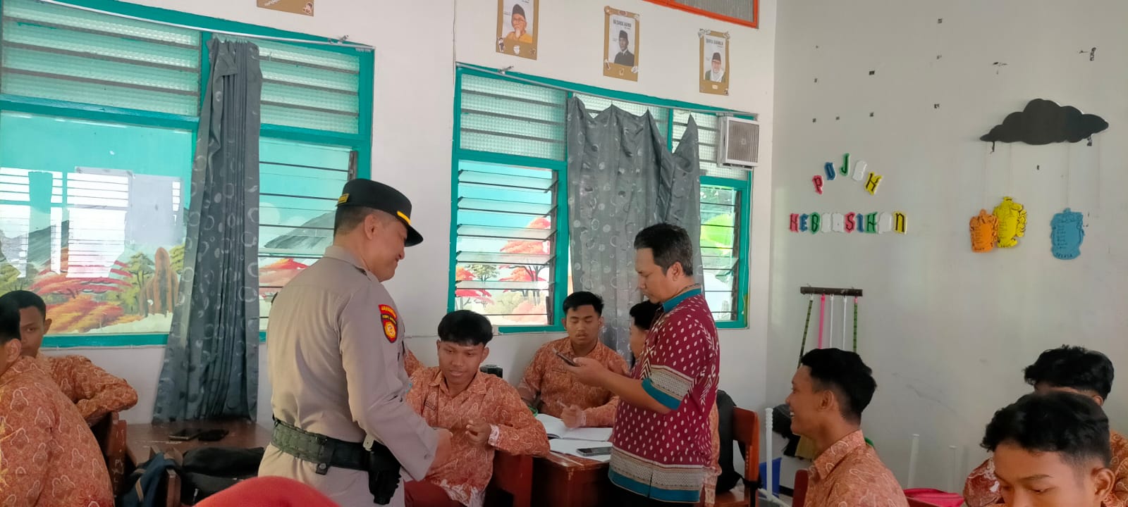 Polsek Kertosono Gelar Razia Barang Bawaan Siswa di Sekolah-Sekolah