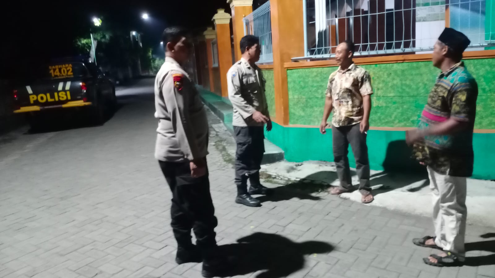 Patroli Dialogis, Anggota Polsek Jatikalen Sambangi Warga Masyarakat Desa Gondang wetan di Malam Hari, Sampaikan Pesan Kamtibmas
