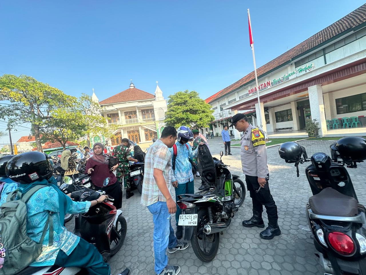 Cegah Ikut Demo Anarkis, Sekolah di Tanjunganom Bersama Polsek Warujayeng Periksa Bawaan Siswa