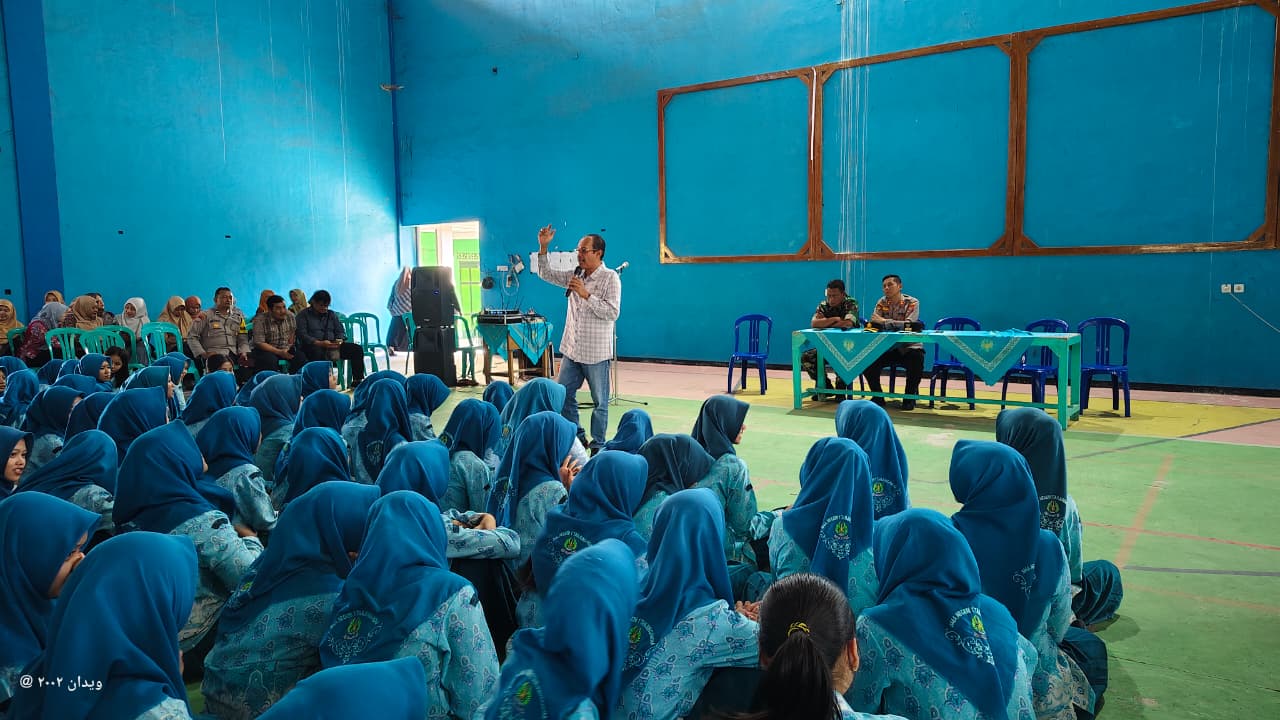 Forpimcam Tanjunganom Beri Penyuluhan Etika Bermedia Sosial Kepada Pelajar SMA Negeri 1 Tanjunganom