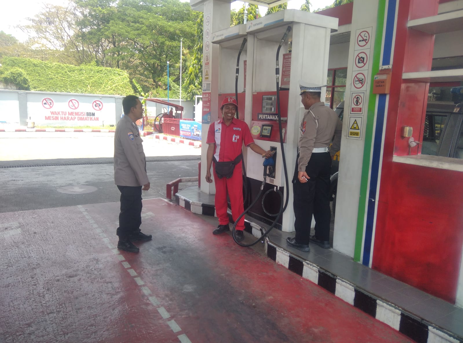 Patroli Samapta Polsek Kertosono Berikan Himbauan Kamtibmas saat Patroli di SPBU