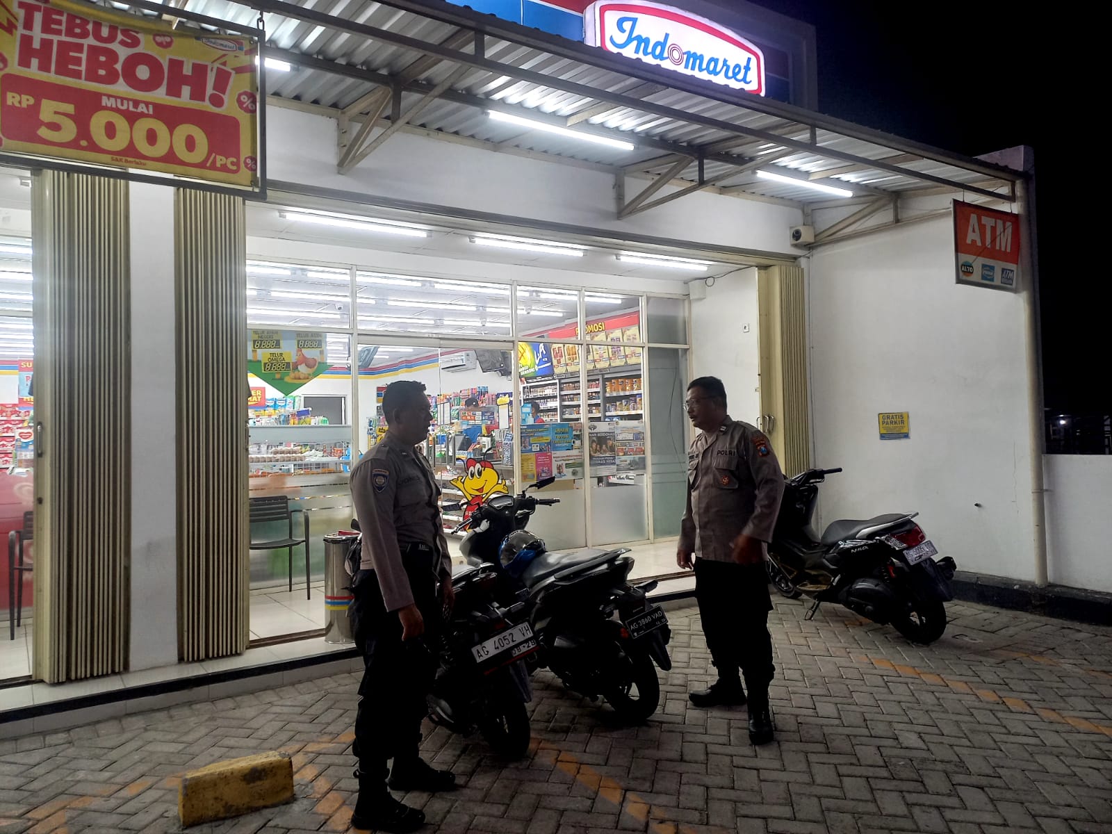 Patroli Indomaret Personil Polsek Jatikalen Berikan Himbauan Dan Pesan Kamtibmas di malam hari