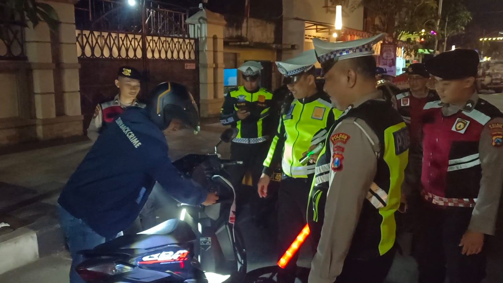Polsek Nganjuk Kota Gelar Razia Malam Hari Antisipasi Kriminalitas, Periksa Kendaraan dan Barang Bawaan