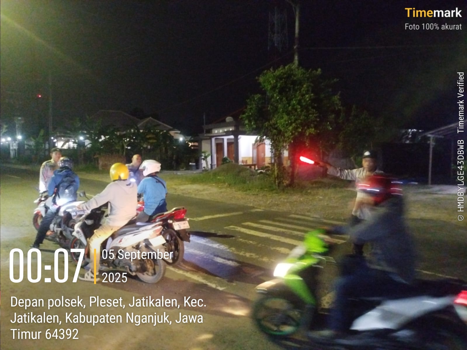 ‎Polsek Jatikalen Gelar Razia Malam Hari Antisipasi Kriminalitas, Periksa Kendaraan dan Barang Bawaan