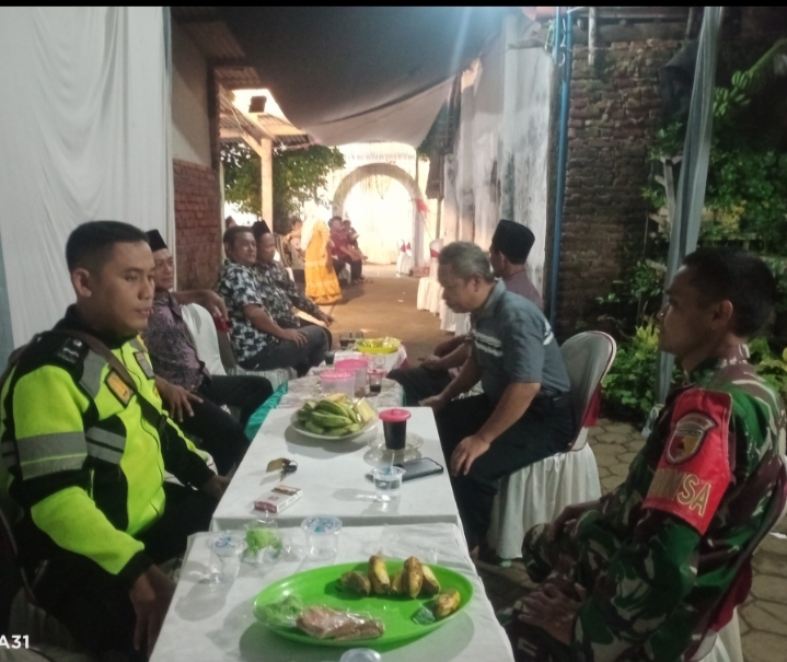 Bhabinkamtibmas Kelurahan Cangkringan Bersama Babinsa Pantau Hiburan Elektune Hajatan Warga