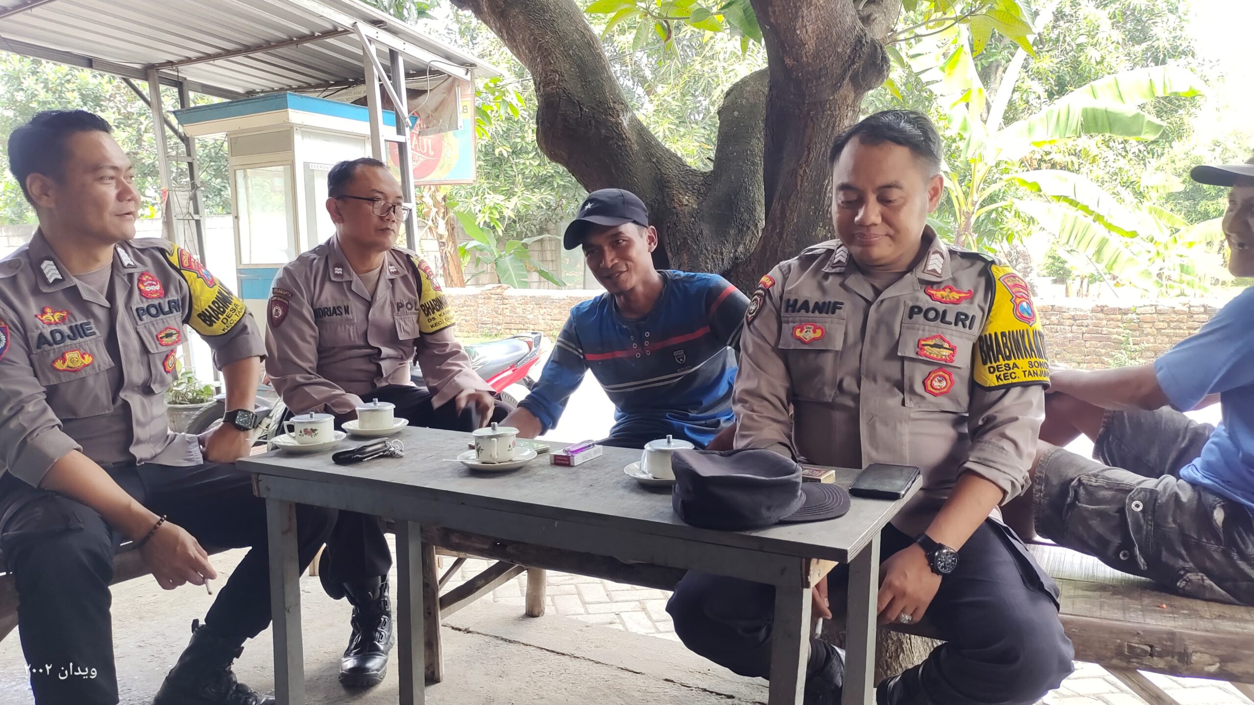 Cangkrukan di Warung Kopi, Patroli Polsek Warujayeng Ingatkan Warga Jaga Lingkungan