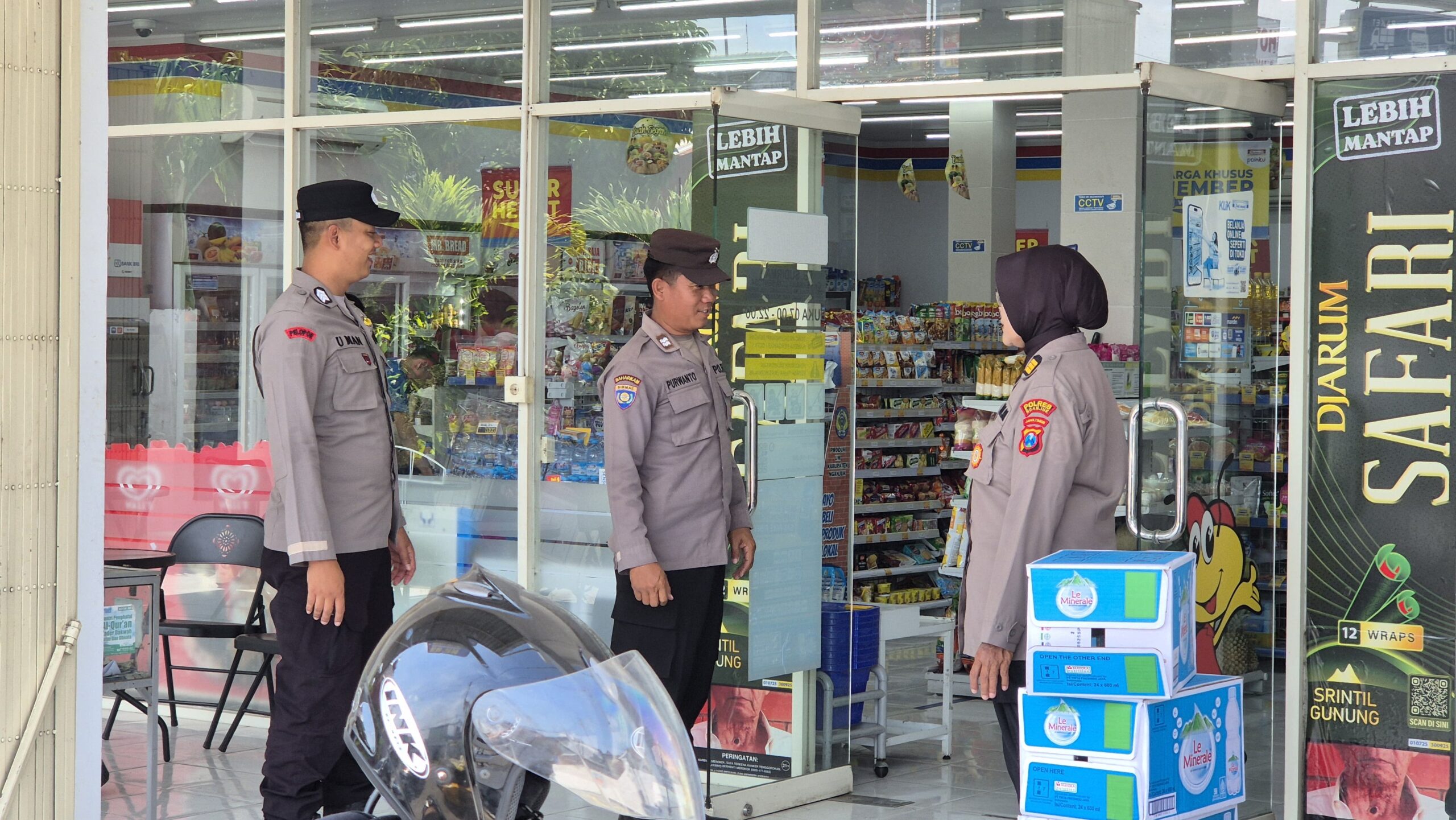 Polsek Kertosono Gelar Patroli di Swalayan Indomart untuk Cegah Tindak Kejahatan