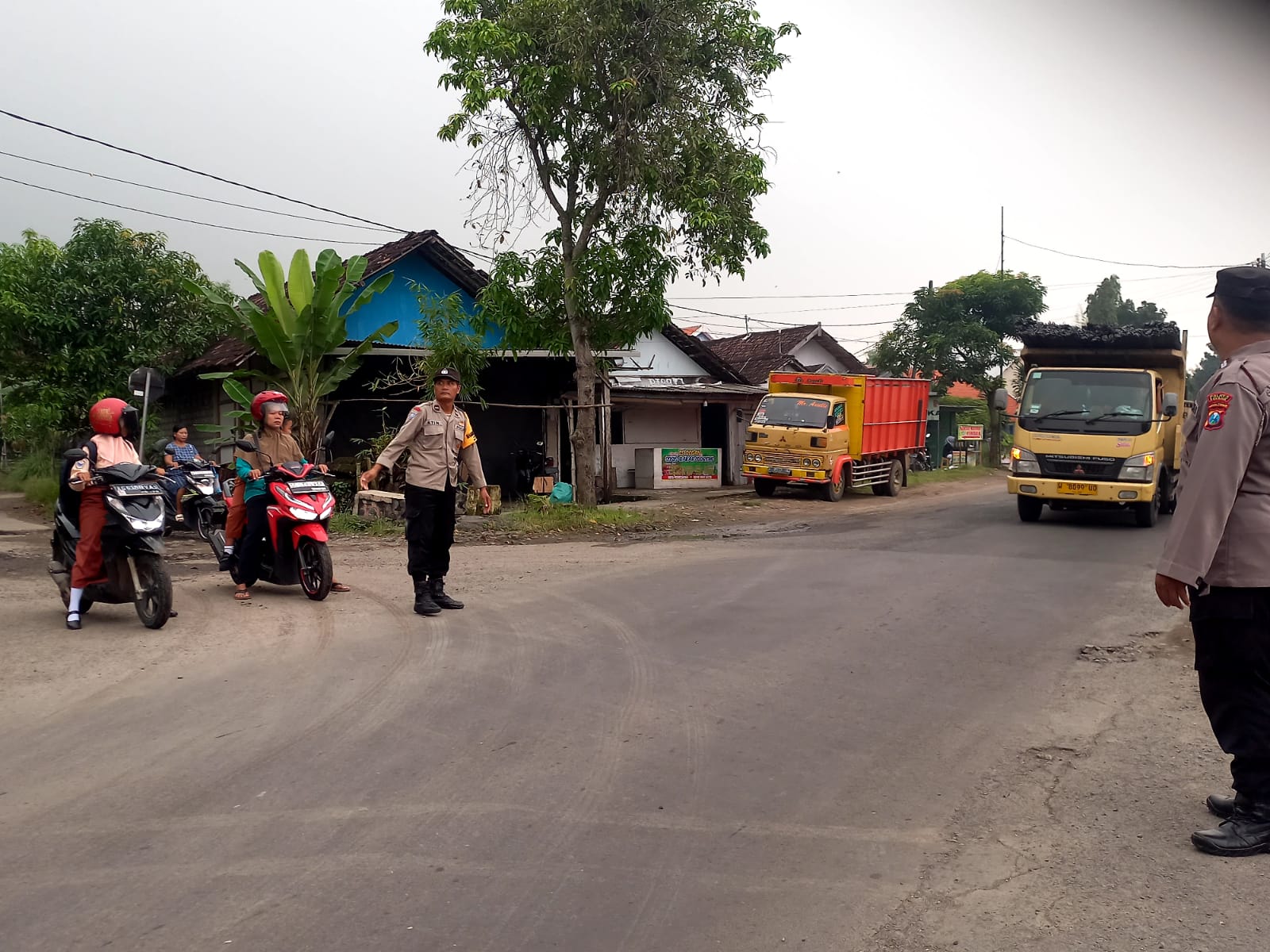 Giat Penampilan Gaktur lalin di Pagi hari Polsek Jatikalen Bantu Penyeberangan Masyarakat