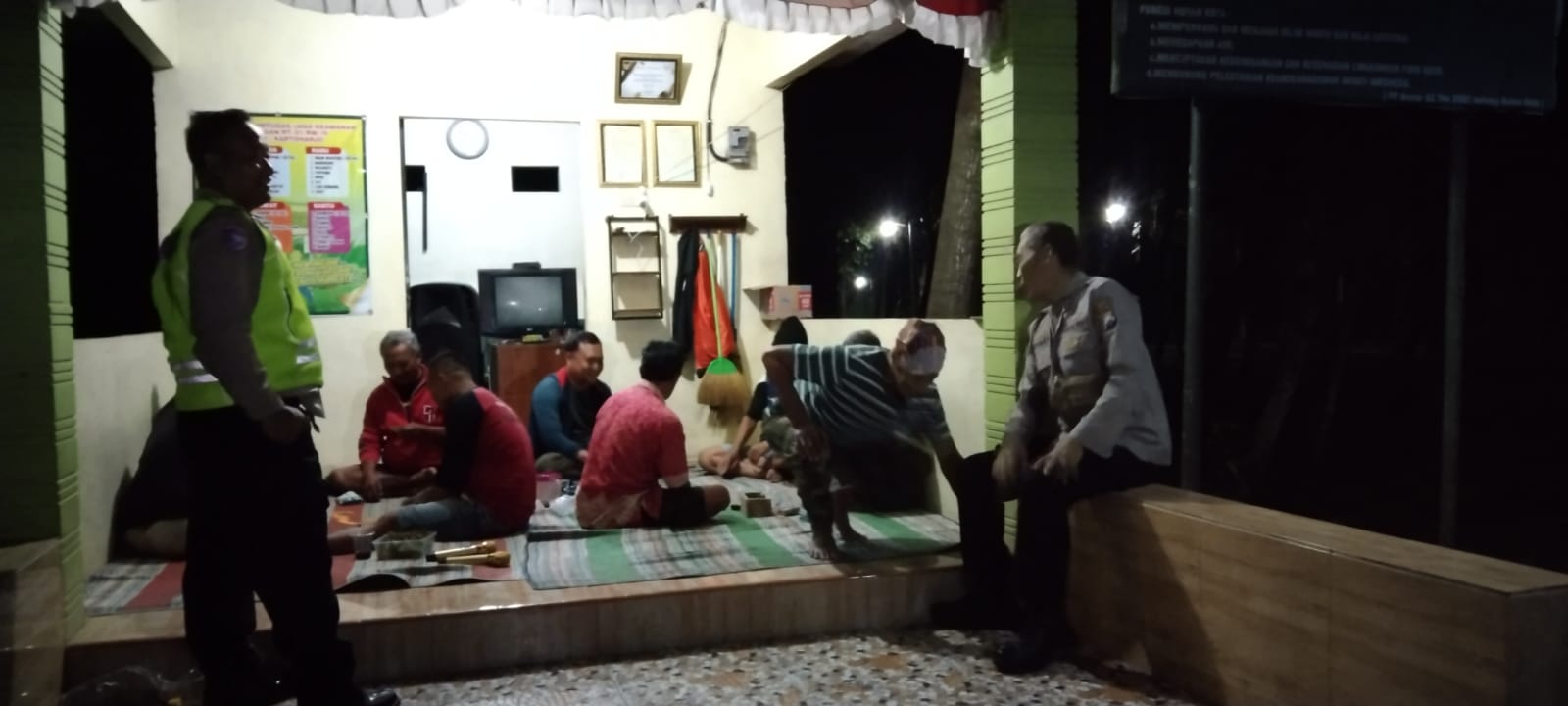 Regu Patroli Polsek Nganjuk Kota Sambang Poskamling di Kartoharjo, Himbau Warga Jaga Kamtibmas