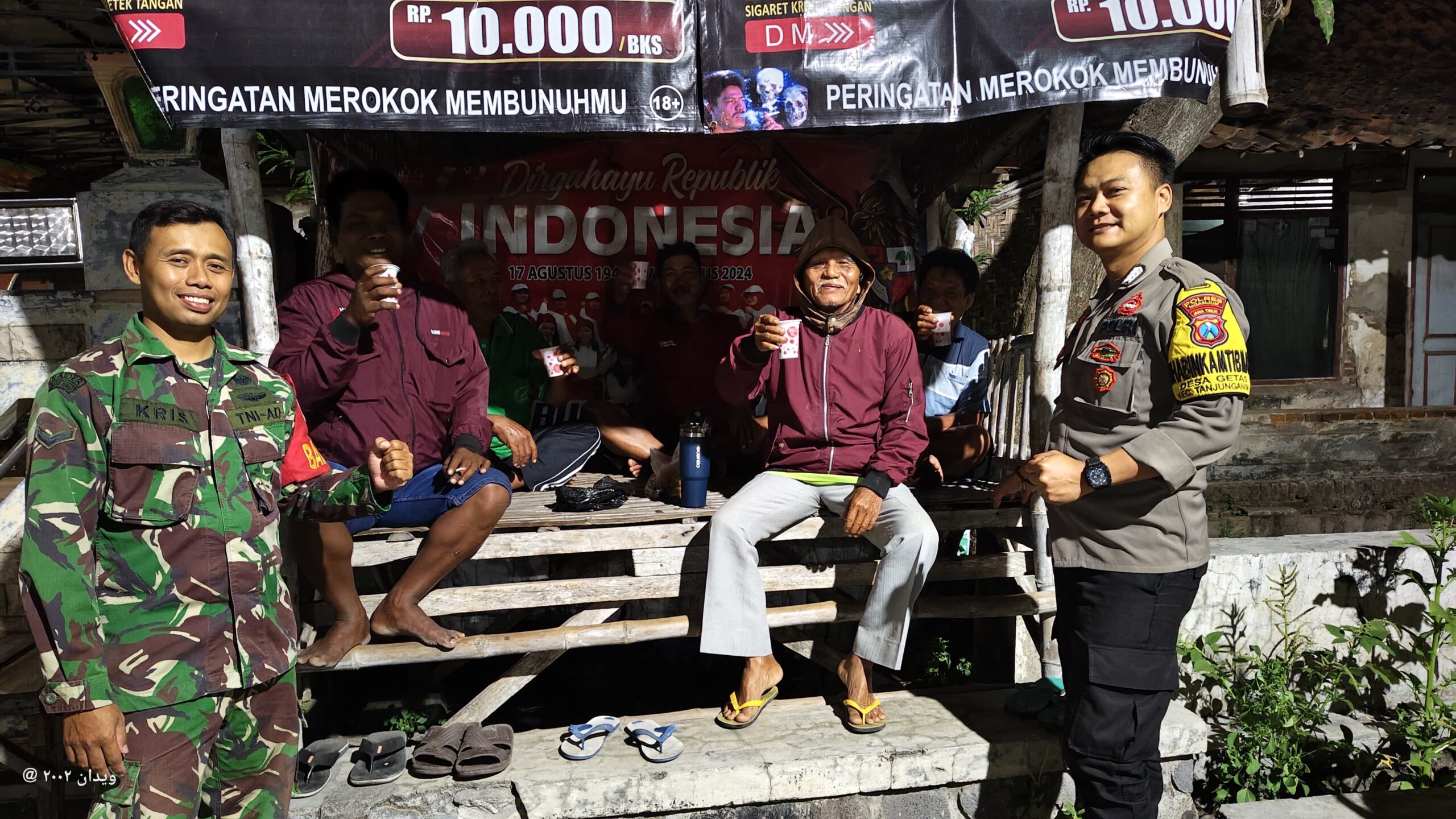 KOPLING Bhabinkamtibmas Getas Sapa Warga di Poskamling