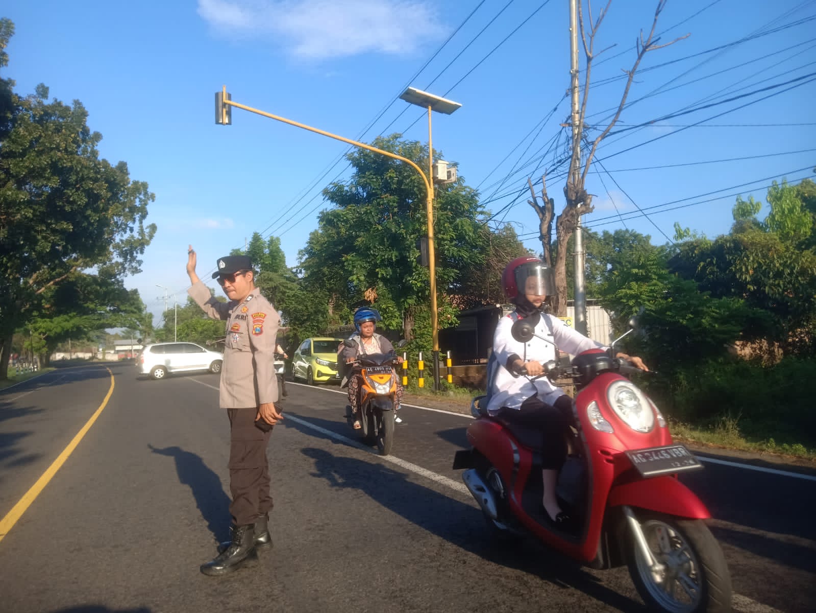 Giat Gaktur Pagi Polsek Kertosono Bantu Penyeberangan Masyarakat