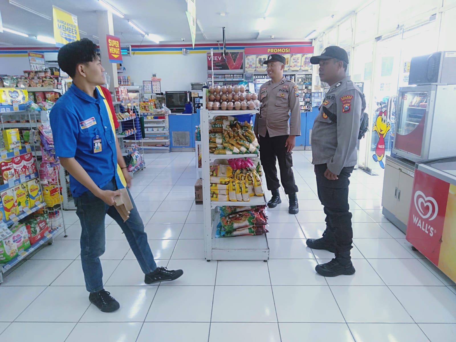 Polsek Nganjuk Kota Patroli Minimarket, Cek Ketersediaan Sembako dan Sampaikan Himbauan Kamtibmas