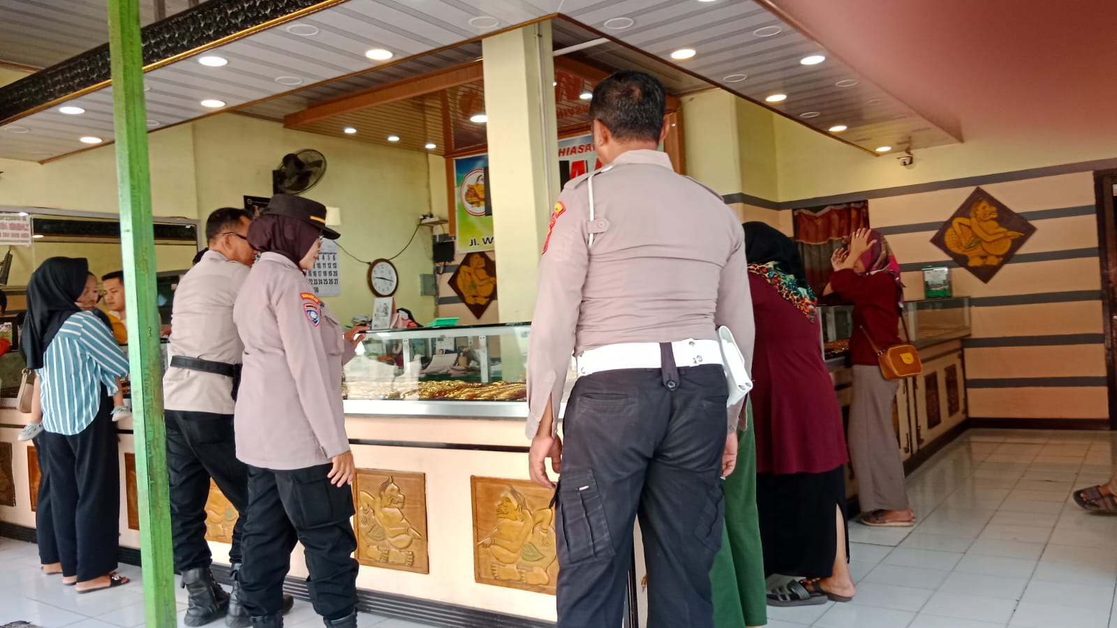 Kanit Binmas Polsek Kertosono Berikan Himbauan Kamtibmas Saat Patroli Toko Emas