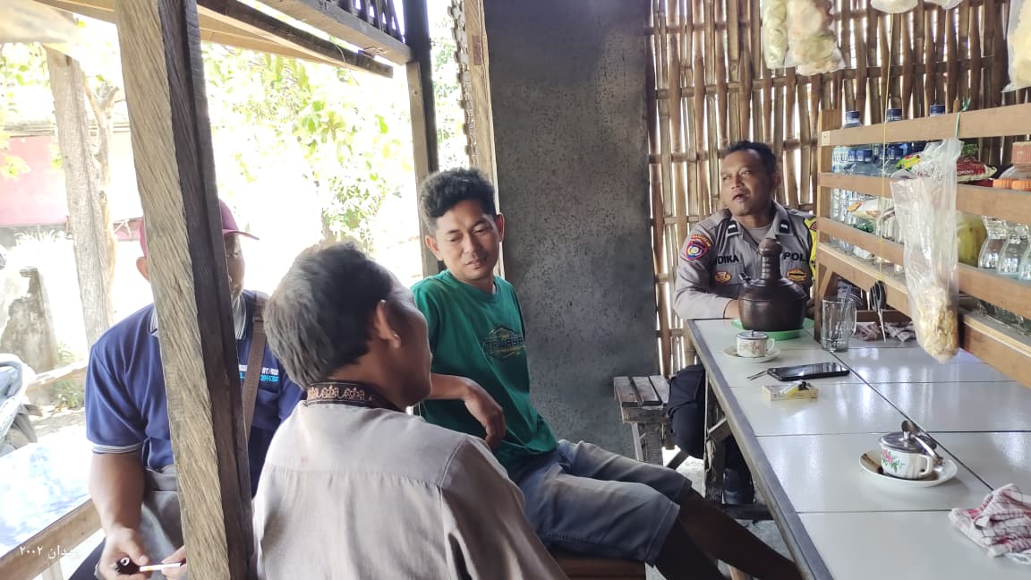 Ngopi Bareng Warga, Bhabinkamtibmas Warujayeng Berikan Wawasan Kamtibmas
