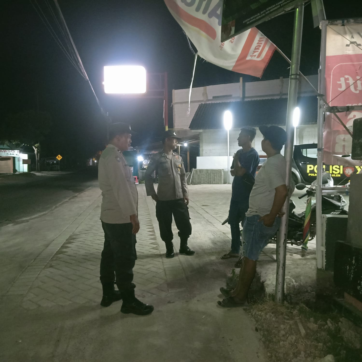 Patroli Dialogis di Malam Hari, Polisi Polsek Jatikalen Berikan Himbauan Kepada Pemuda