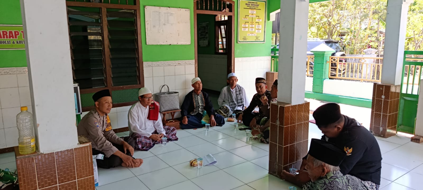Dekatkan Diri dengan Masyarakat, Bhabinkamtibmas Werungotok Gelar Safari Jumat