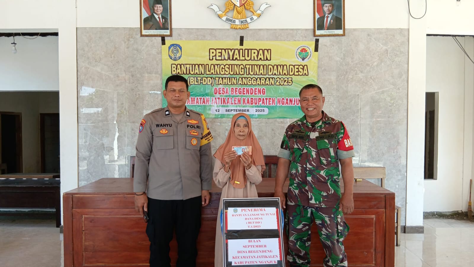 Hadiri Pembagian BLT DD, Bhabinkamtibmas Sampaikan Pesan-pesan Kamtibmas