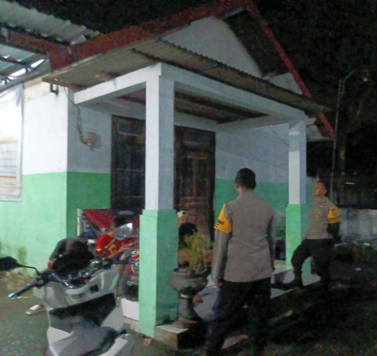 Jaga Kamtibmas di Malam Hari, Personel polsek Jatikalen Patroli Dialogis dengan Pemuda, warga masyarakat