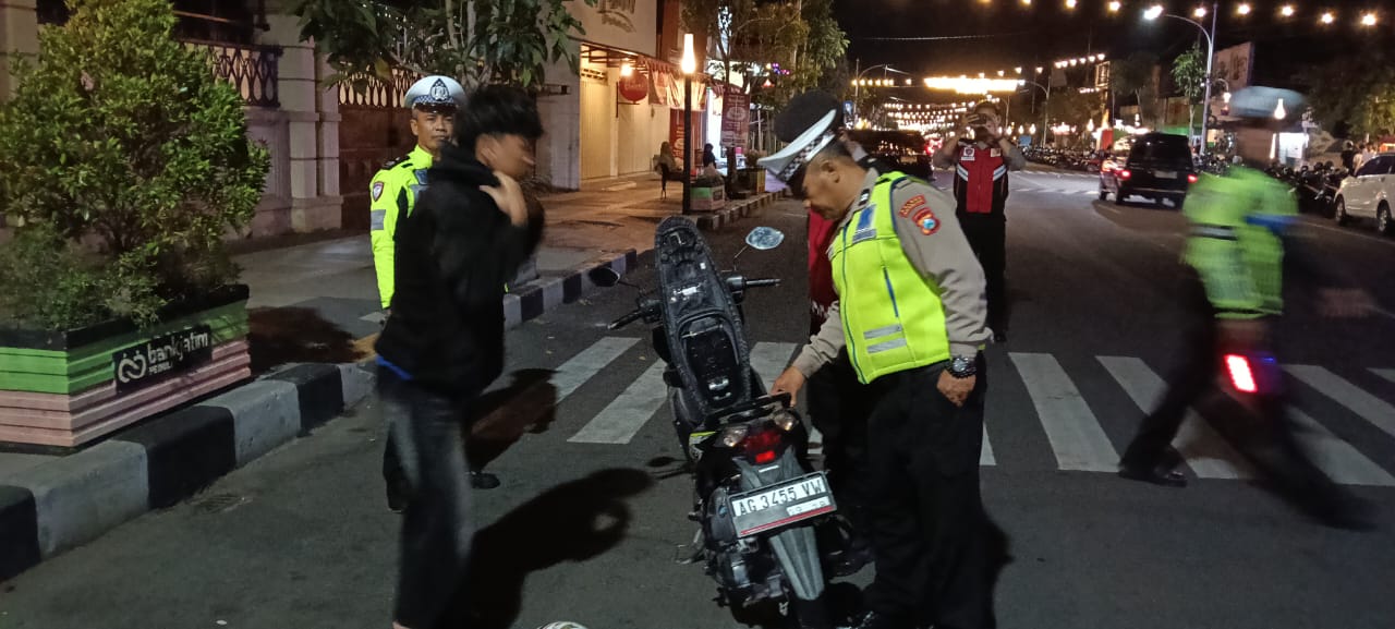 Kapolsek Nganjuk Kota Pimpin Razia S.R.E.G Antisipasi Balap Liar dan Gesekan Antar Pemuda di Simpang Empat Ploso