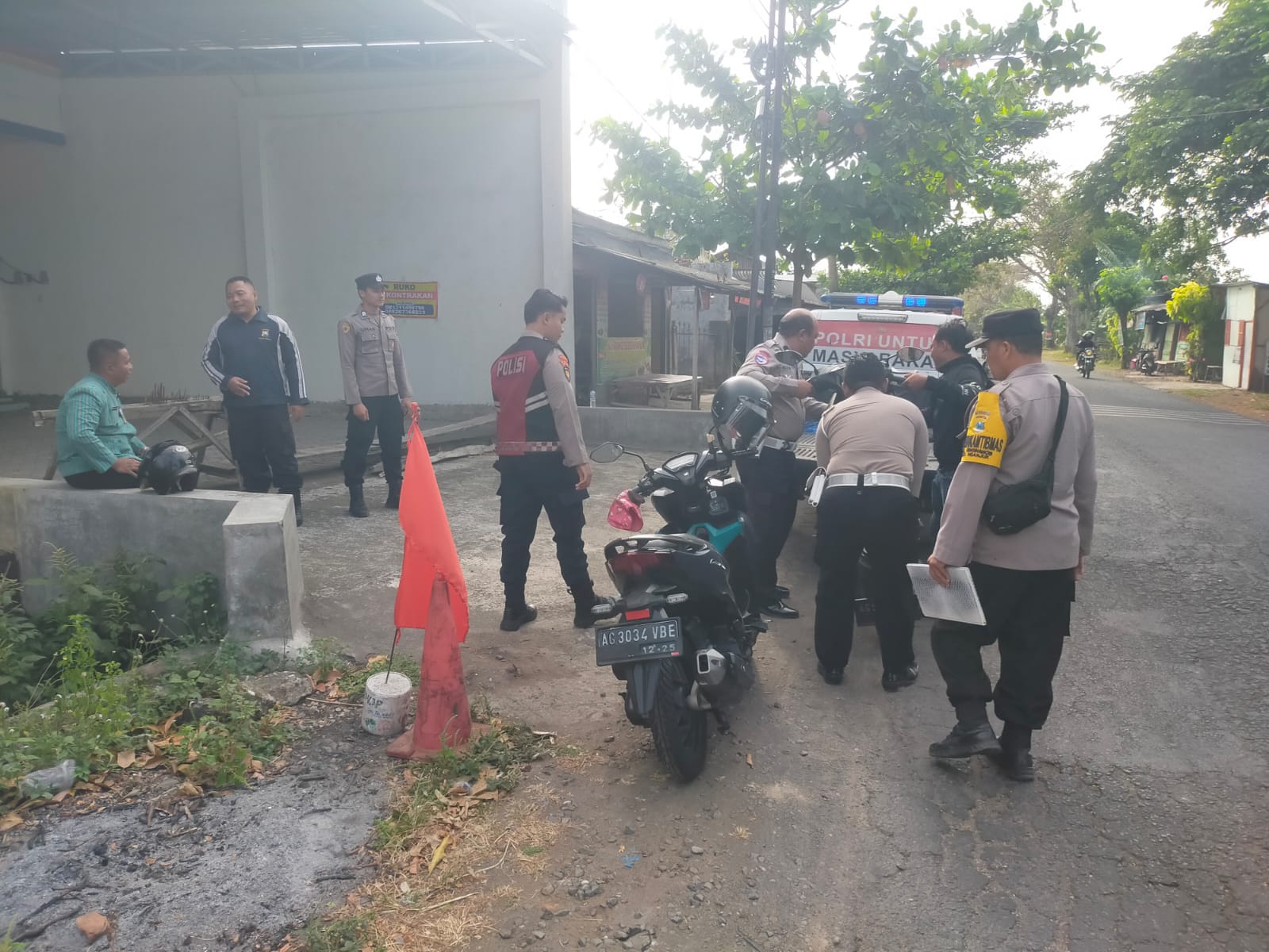 Respon Cepat Personil Polsek Nganjuk Kota, Datangi TKP Laka Lantas dan Evakuasi Korban