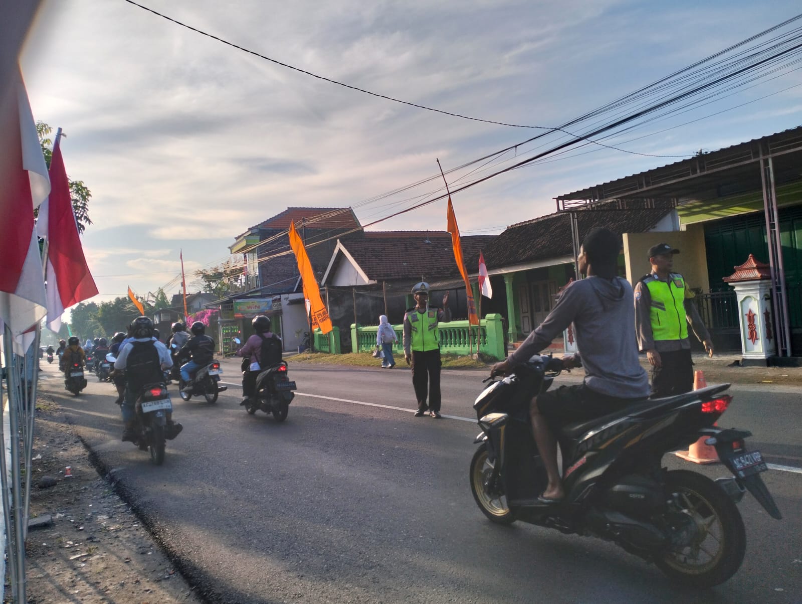 Pagi Hari, Anggota Polsek Warujayeng Berikan Pelayanan Masyarakat di Jalan