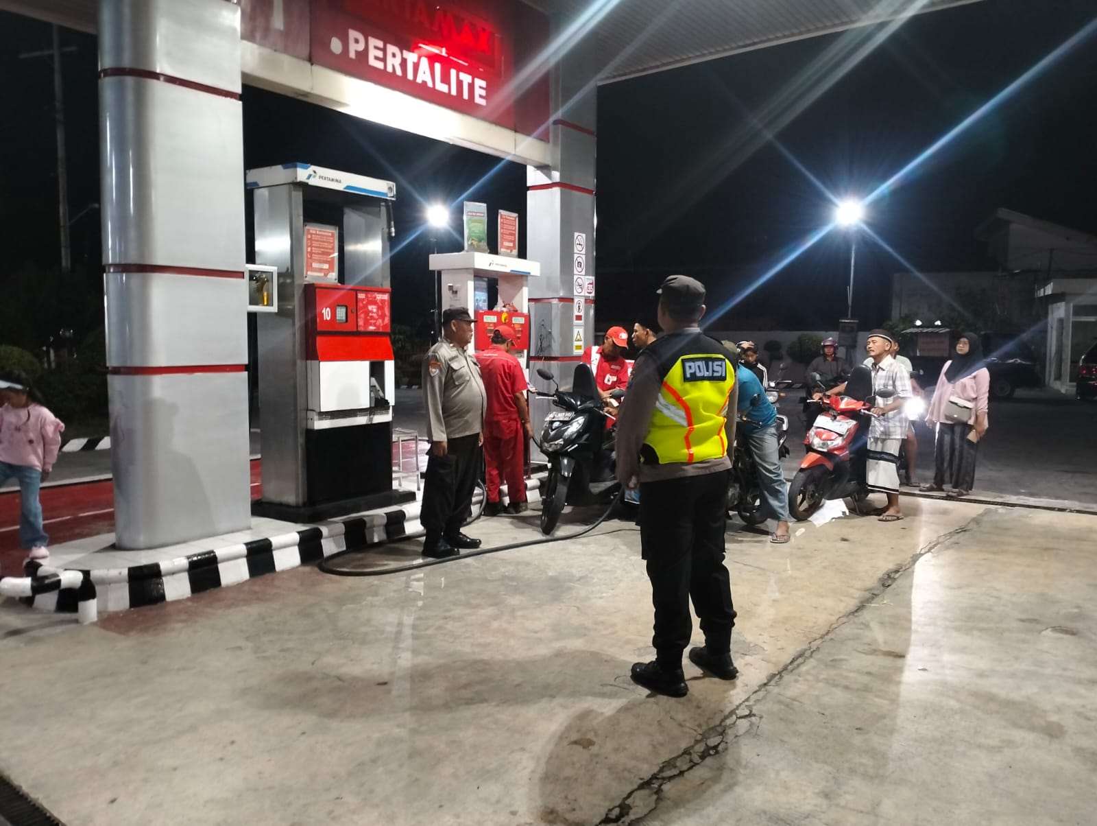 Sambangi SPBU, Regu Patroli Polsek Warujayeng Ajak Masyarakat Jaga Kamtibmas