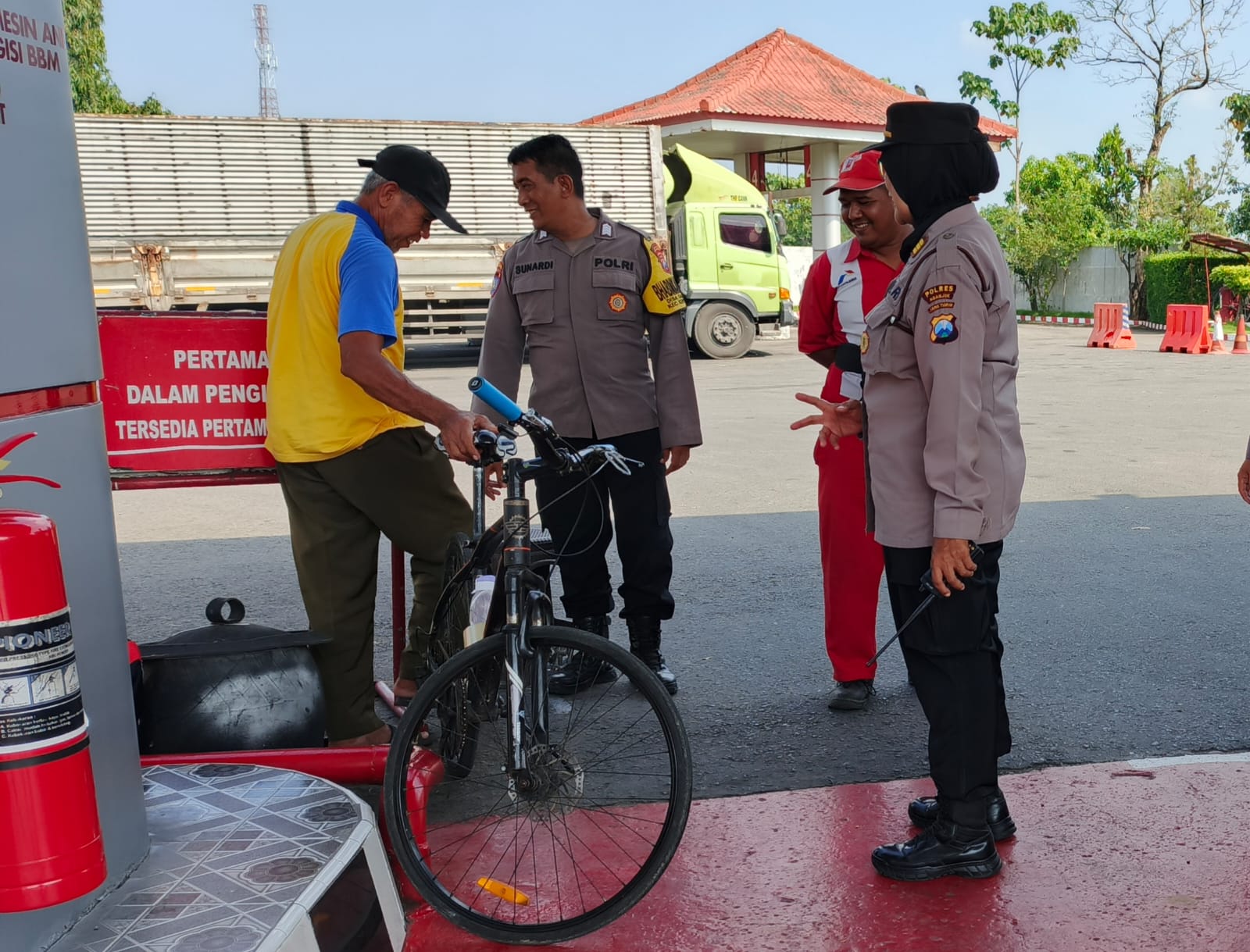 Patroli Samapta Polsek Kertosono Berikan Himbauan Kamtibmas saat Patroli di SPBU