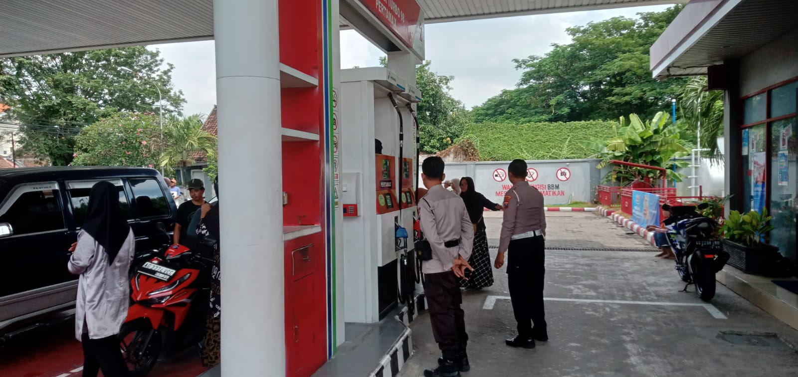 Patroli Samapta Polsek Kertosono Berikan Himbauan Kamtibmas saat Patroli di SPBU