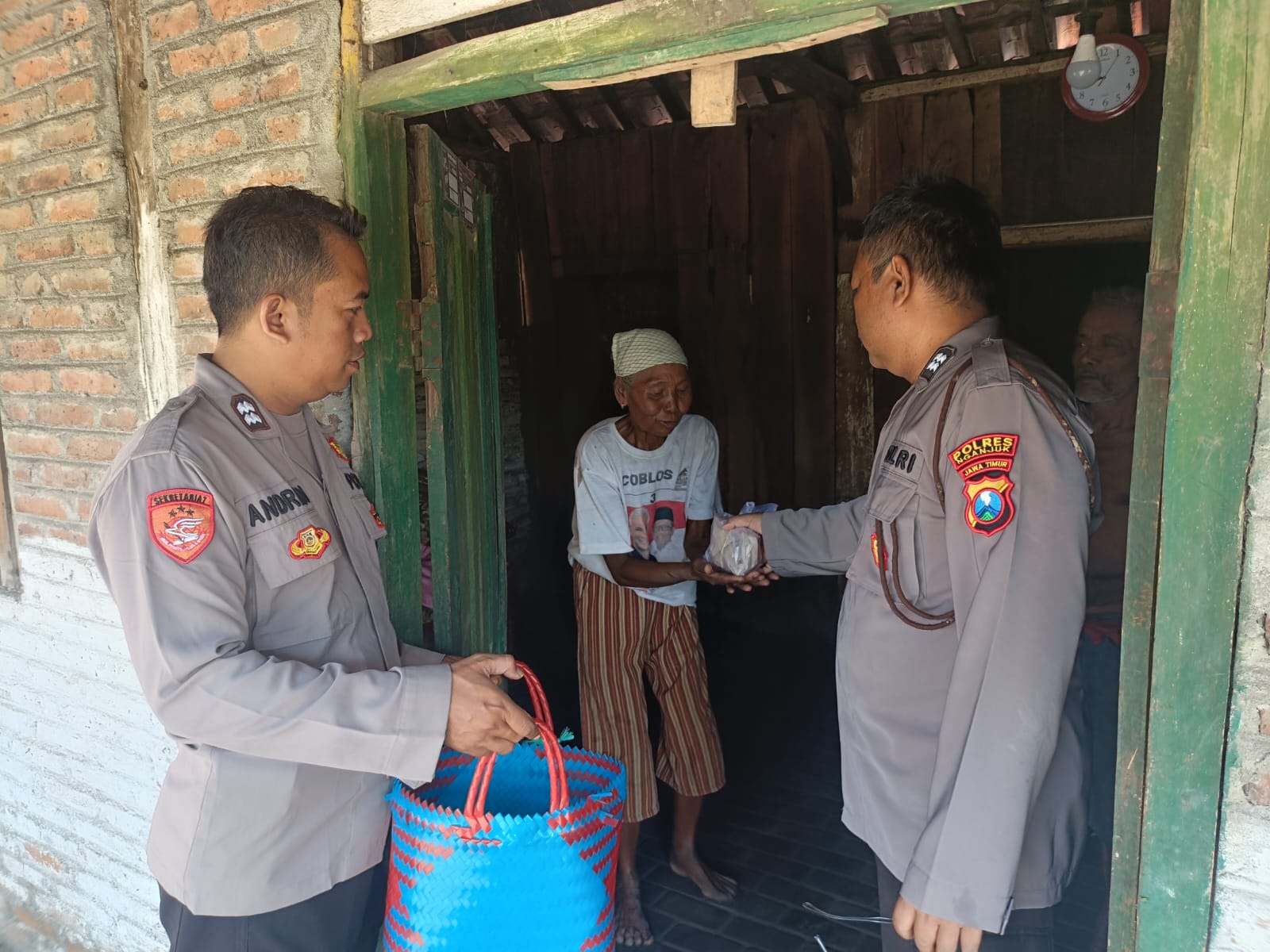 Kegiatan Rutin Polsek Jatikalen Bagikan Nasi Bungkus di Jum’at Berkah Sekaligus Berikan Imbauan