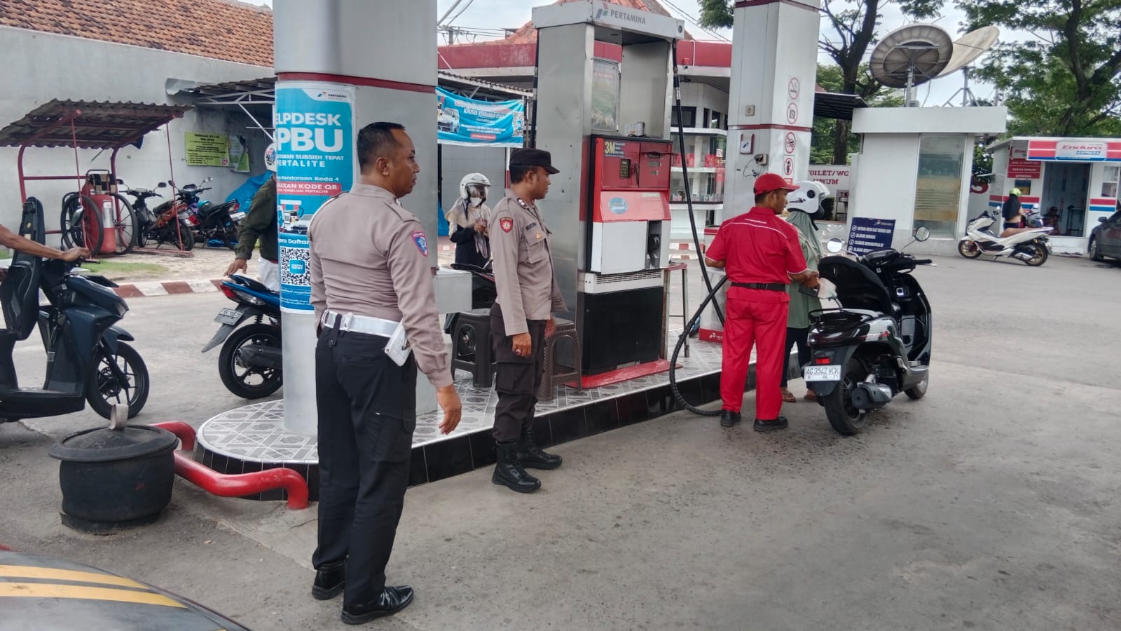 Patroli Samapta Polsek Kertosono Berikan Himbauan Kamtibmas saat Patroli di SPBU