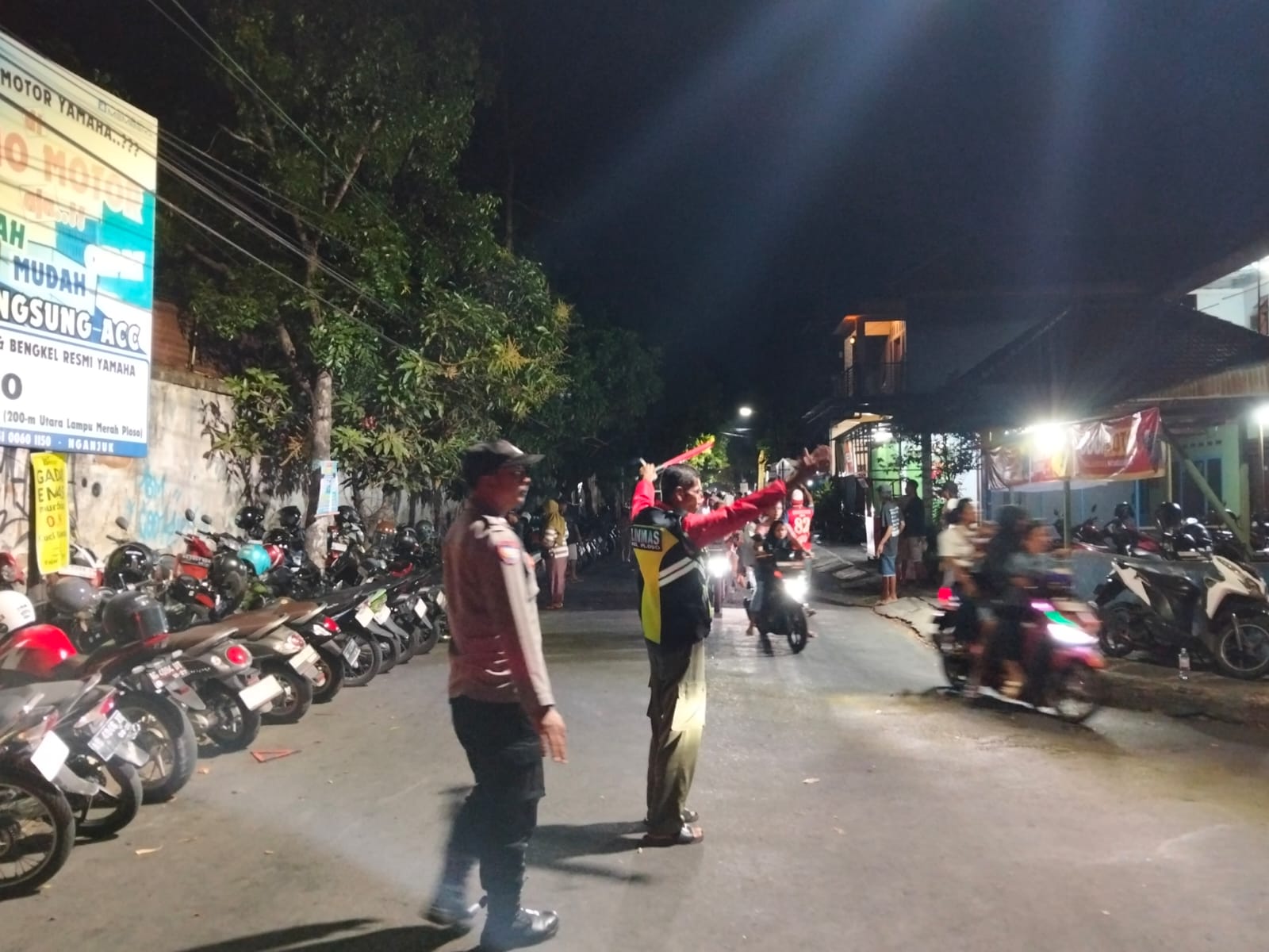 Gabungan Personel Polres Nganjuk Amankan Gelaran Sparkling Nganjuk Karnival 4 Tahun 2025 Berjalan Lancar dan Kondusif