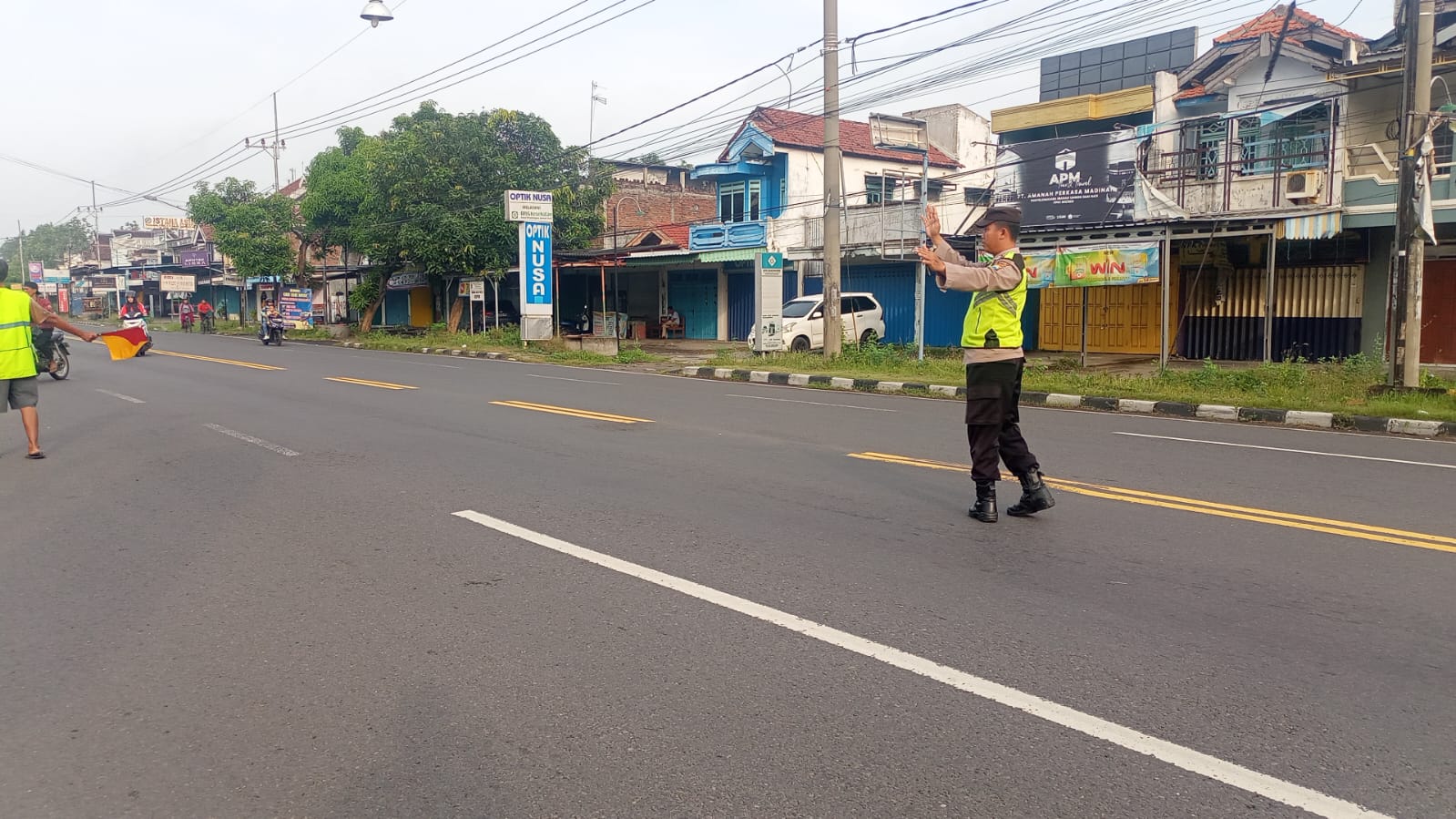 Giat Gaktur Pagi Polsek Kertosono Bantu Penyeberangan Masyarakat