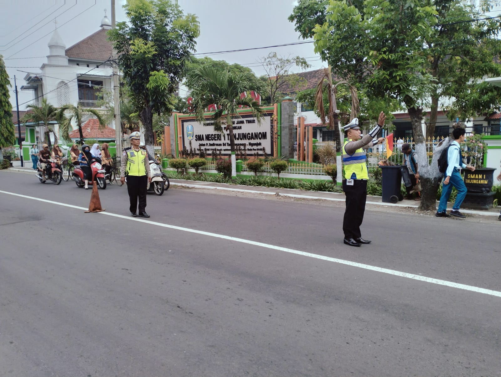 Mengawali Aktivitas di Pagi Hari, Polsek Warujayeng Beri Pelayanan Masyarakat di Jalan