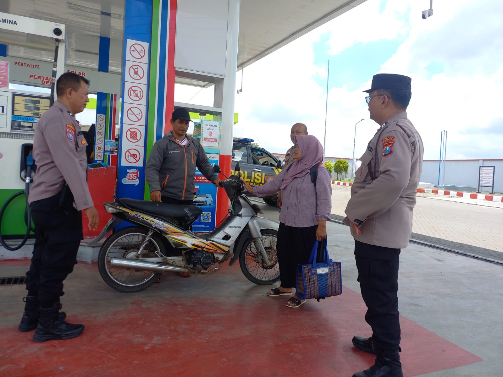 Polsek Jatikalen Intensifkan Patroli Dialogis ke SPBU untuk Ciptakan Suasana Kamtibmas yang Kondusif