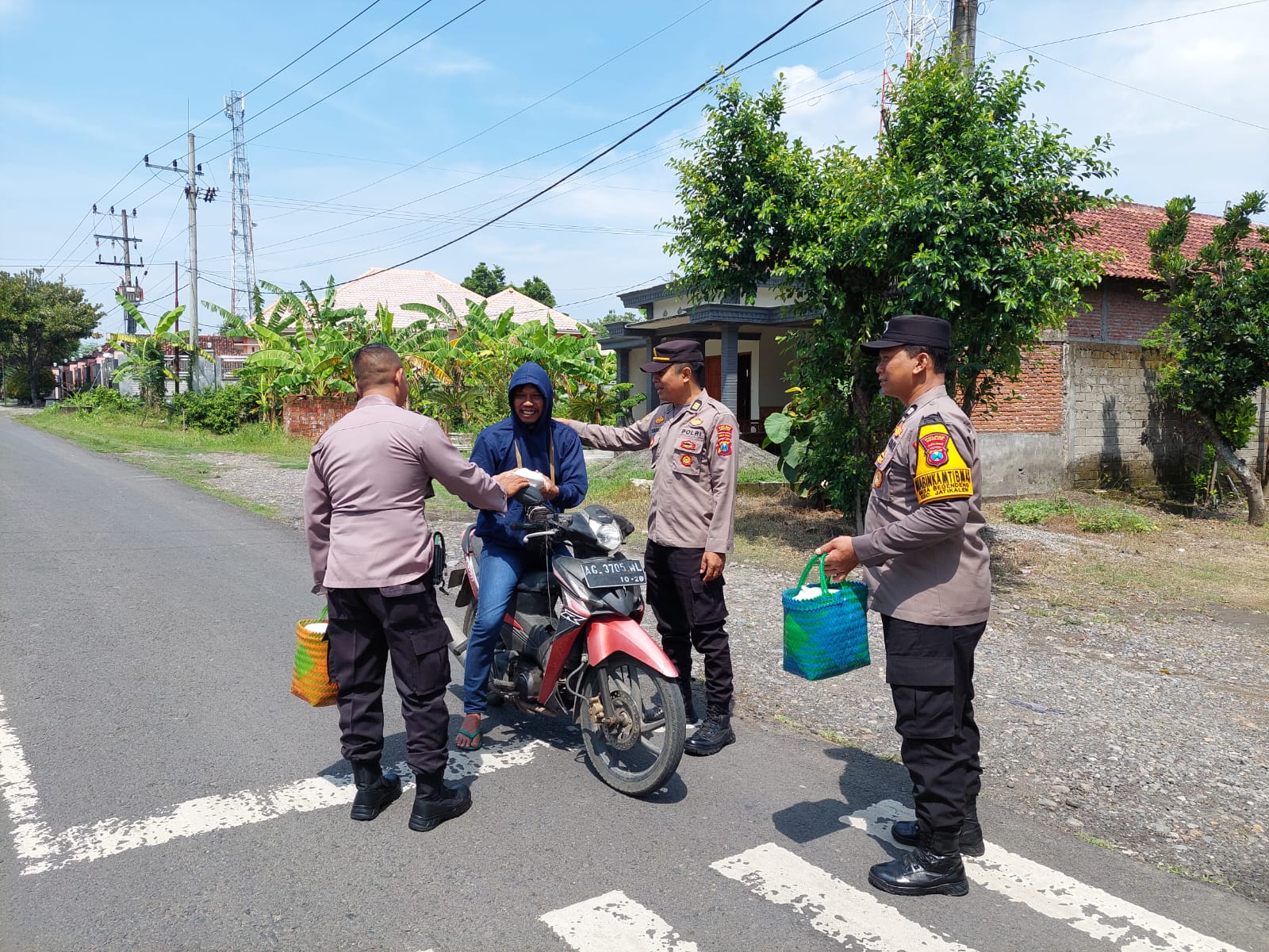 Kegiatan Rutin Polsek Jatikalen membagikan sedeqah berupa Nasi bungkus dan minuman mineral  di Jumat Berkah Sekaligus memberikan Himbauan