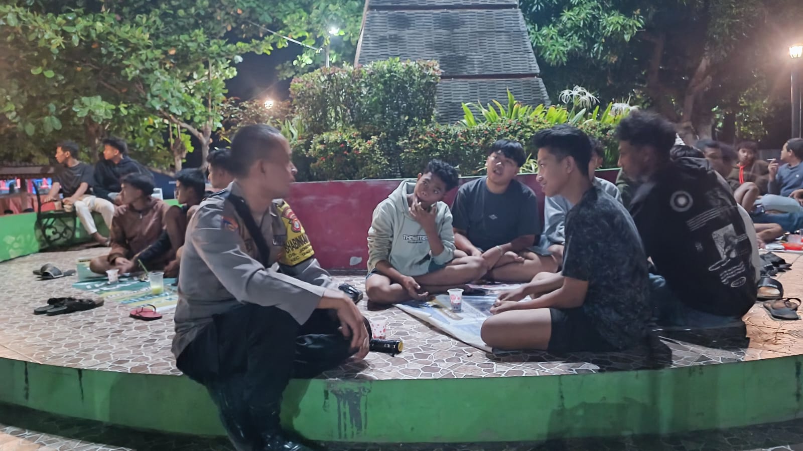Polsek Warujayeng Gelar Patroli Dialogis di Alun-Alun, Cegah Balap Liar dan Kejahatan Jalanan