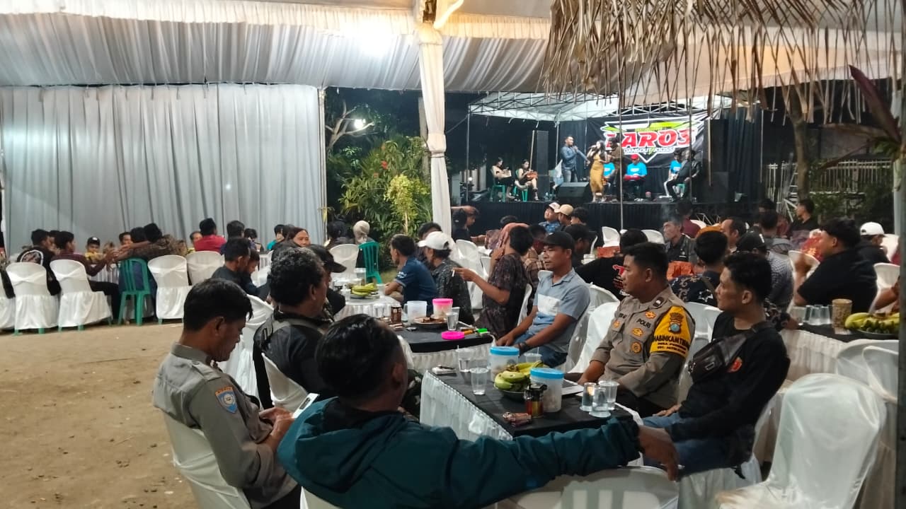 Anggota Polsek Jatikalen bersama Bhabinkamtibmas Desa Pulo Wetan Pam Giatmas Elektun Di Desa Binaannya