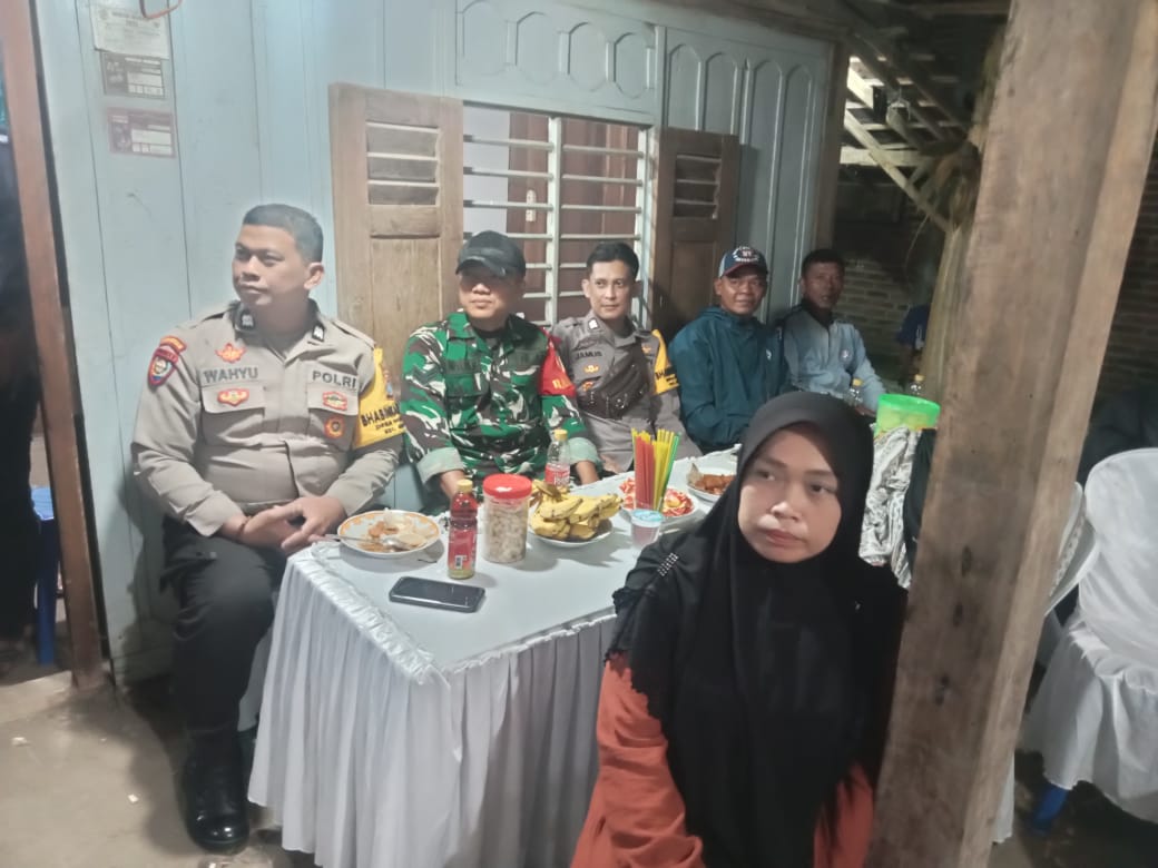 Anggota Polsek Jatikalen bersama Bhabinkamtibmas dan Babinsa Desa Jatikalen Pam Giatmas Elektun Di Desa Binaannya