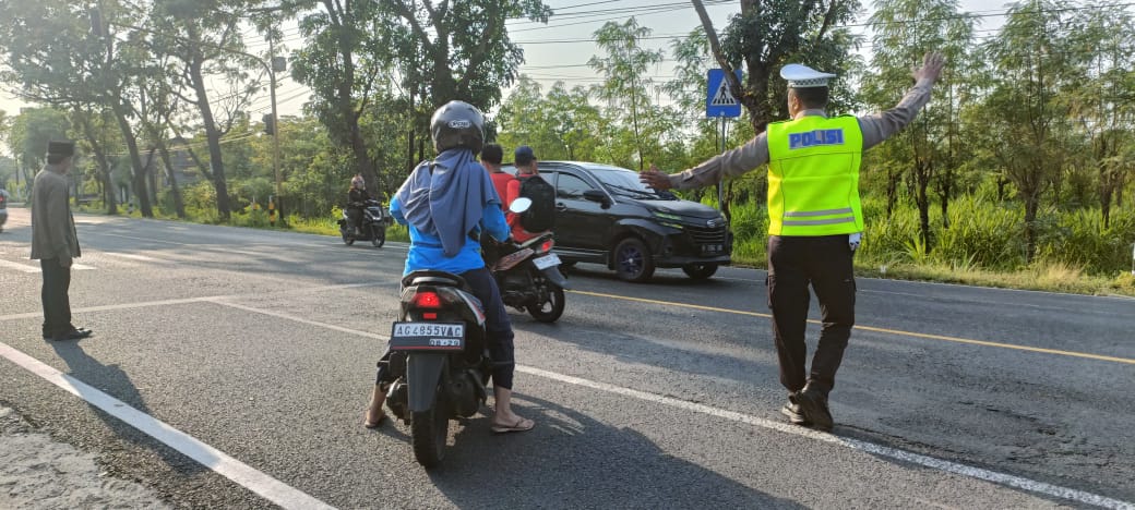 Giat Gaktur Pagi Polsek Kertosono Bantu Penyeberangan Masyarakat