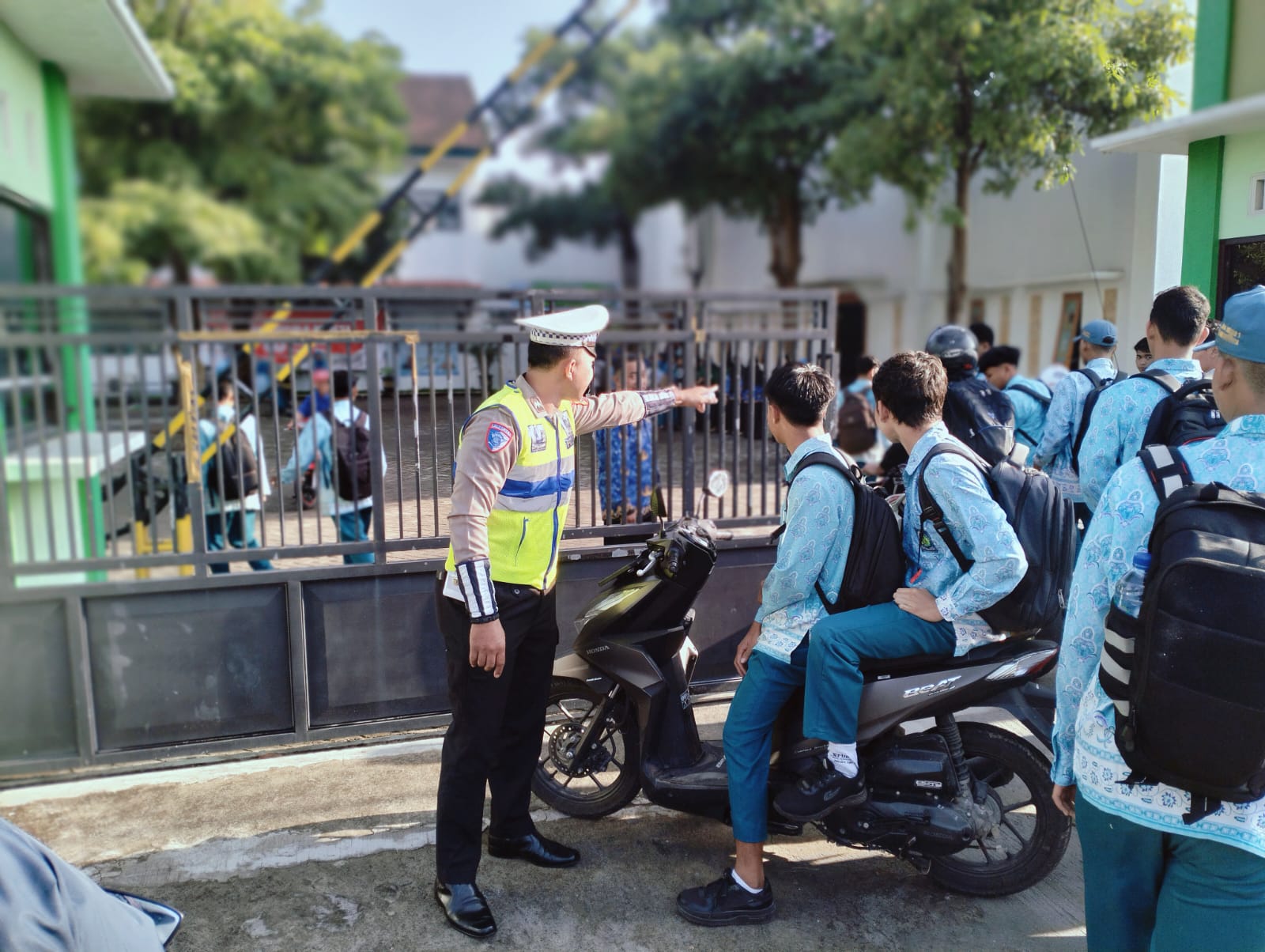 Panit Lantas Polsek Warujayeng Beri Teguran Simpatik Pelajar Langgar Lalu Lintas