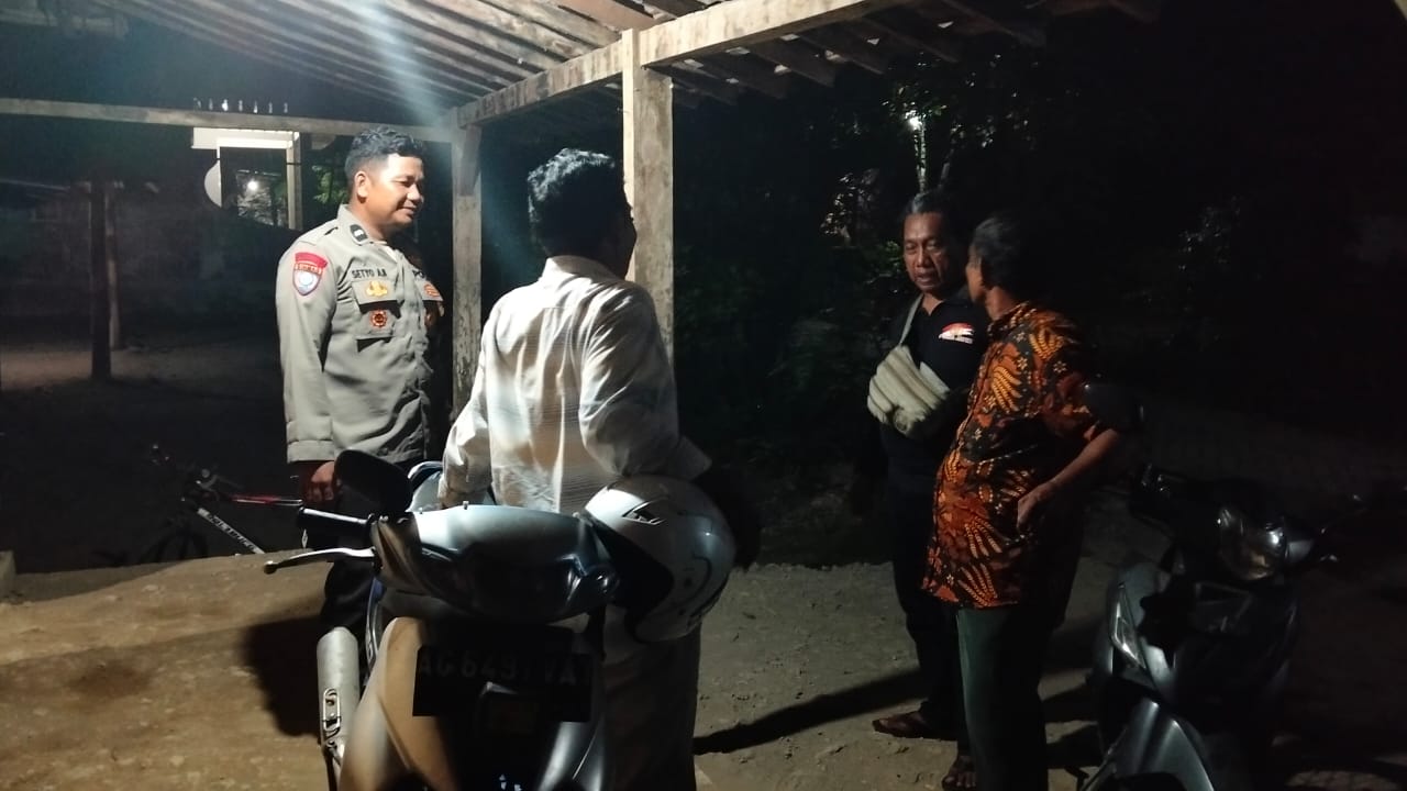 Jaga Kamtibmas di Malam Hari, Personel polsek Jatikalen Patroli Dialogis dengan Warga masyarakat