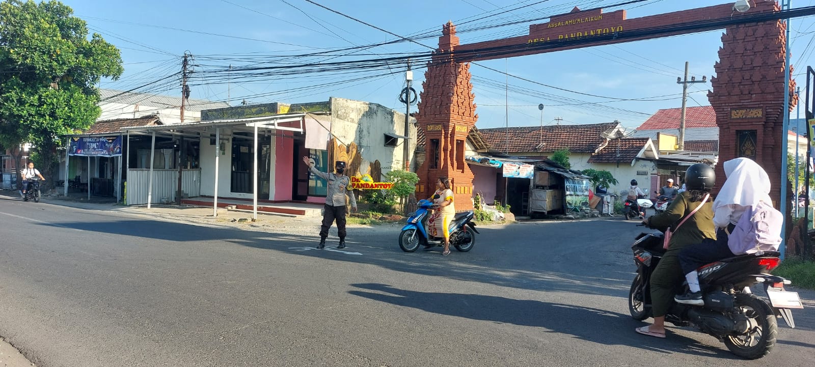 Giat Gaktur Pagi Polsek Kertosono Bantu Penyeberangan Masyarakat