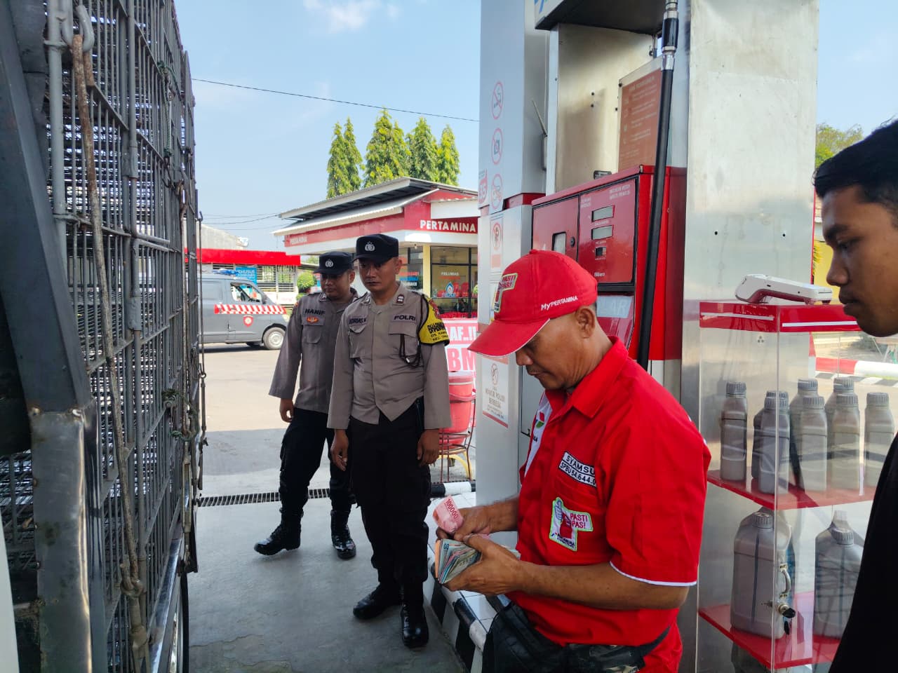 Patroli ke SPBU, Polsek Warujayeng Ajak Masyarakat Jaga Keamanan dan Ketertiban